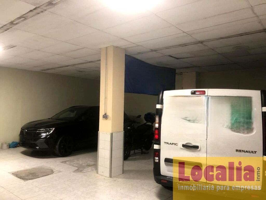 singular y amplio local en venta en torrelavega. foto grande (2)