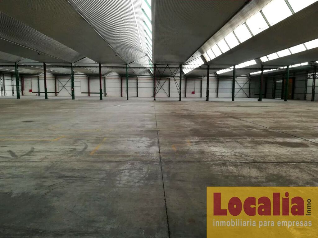 Foto estupenda nave de 5000 metros con campa. reocin