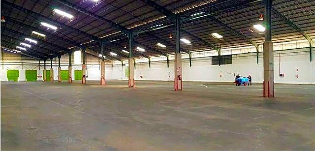 Foto gran nave industrial con amplia parcela y oficinas en cantabria