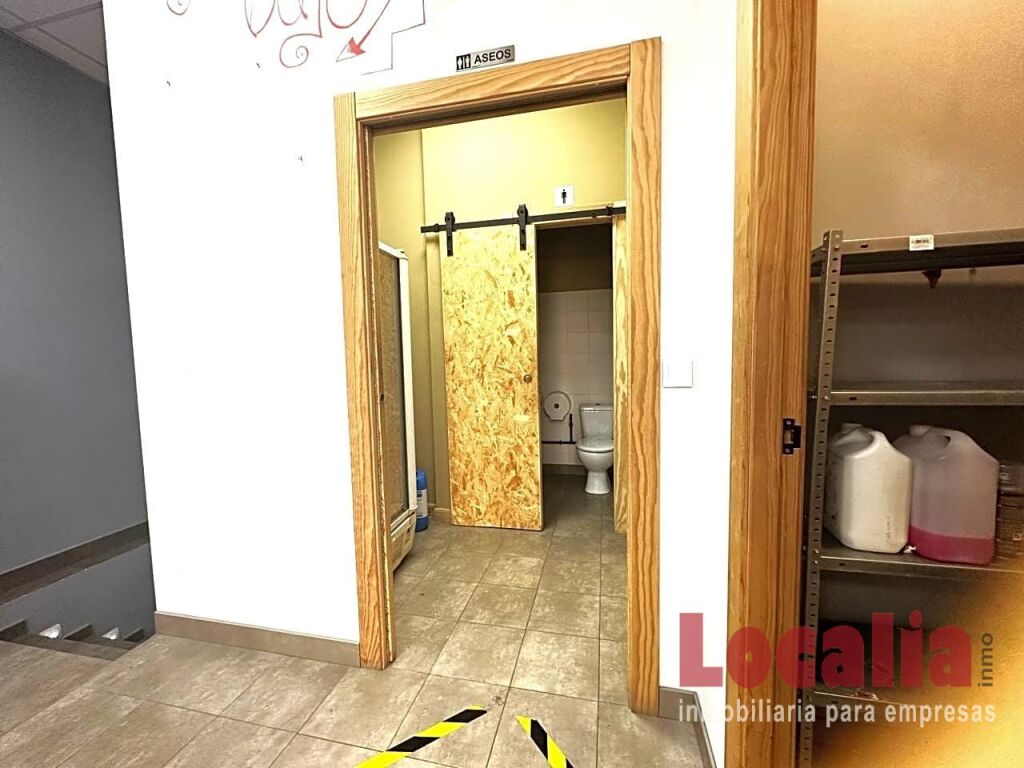 Foto coqueto y amplio local reformado en torrelavega.