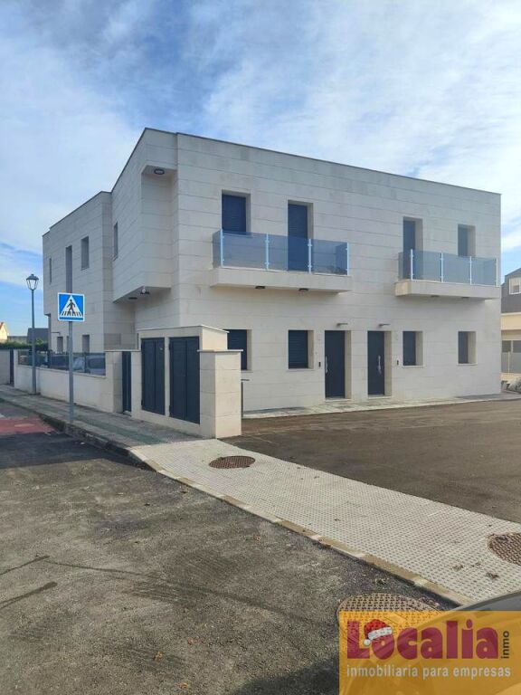 Foto edificio de pisos turísticos a estrenar. parbayón