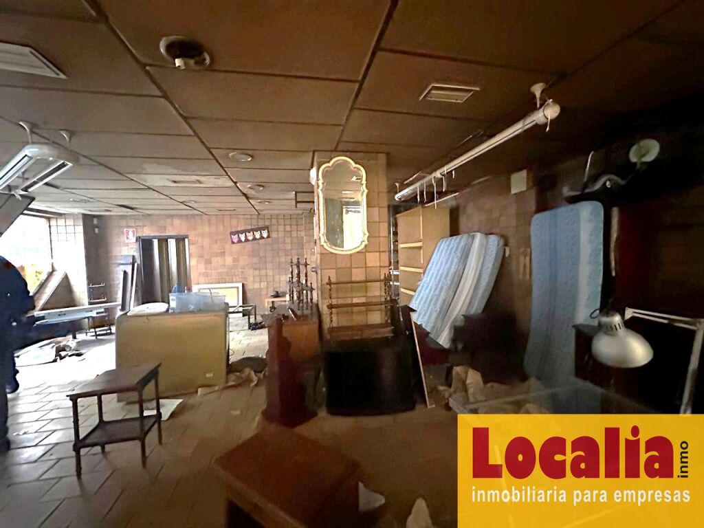 Foto local para reconvertir en viviendas. torrelavega