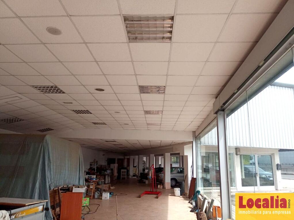 atractiva nave comercial en alquiler en maliaño. foto grande (3)