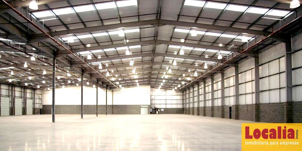 nave industrial o logística con rápido acceso a la a-67 foto grande (3)