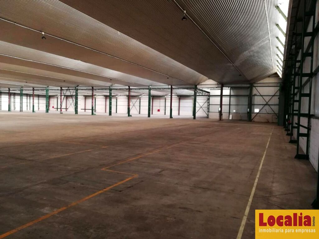 nave industrial o logística con rápido acceso a la a-67 foto grande (2)