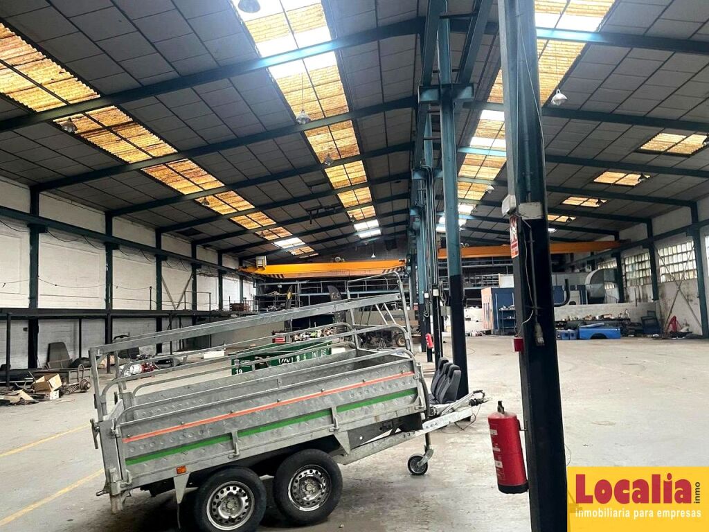 Foto amplia nave con campa en alquiler