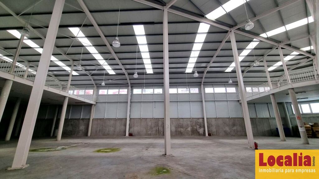 Foto extensa nave industrial con parking en santander.