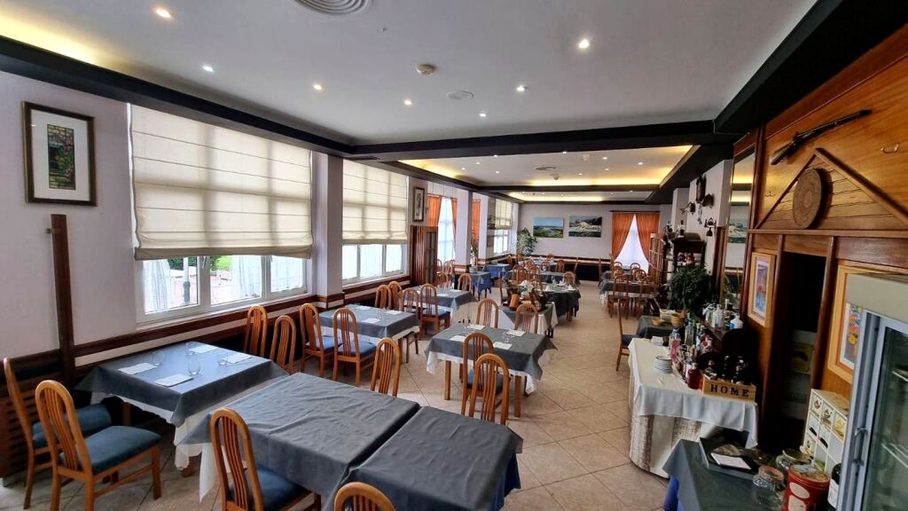 estupendo restaurante con terraza. soto de la marina foto grande (3)