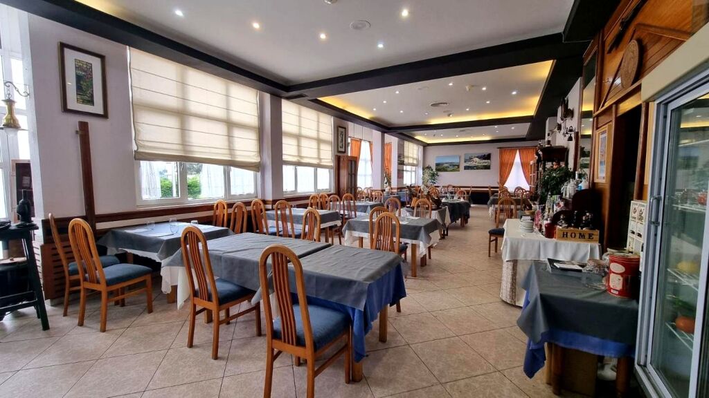 estupendo restaurante con terraza. soto de la marina foto grande (2)