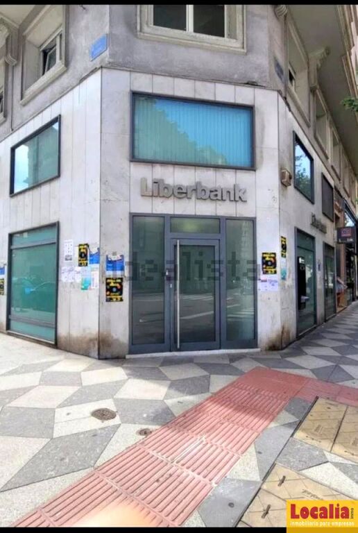 Foto local de tres niveles muy céntrico en santander.