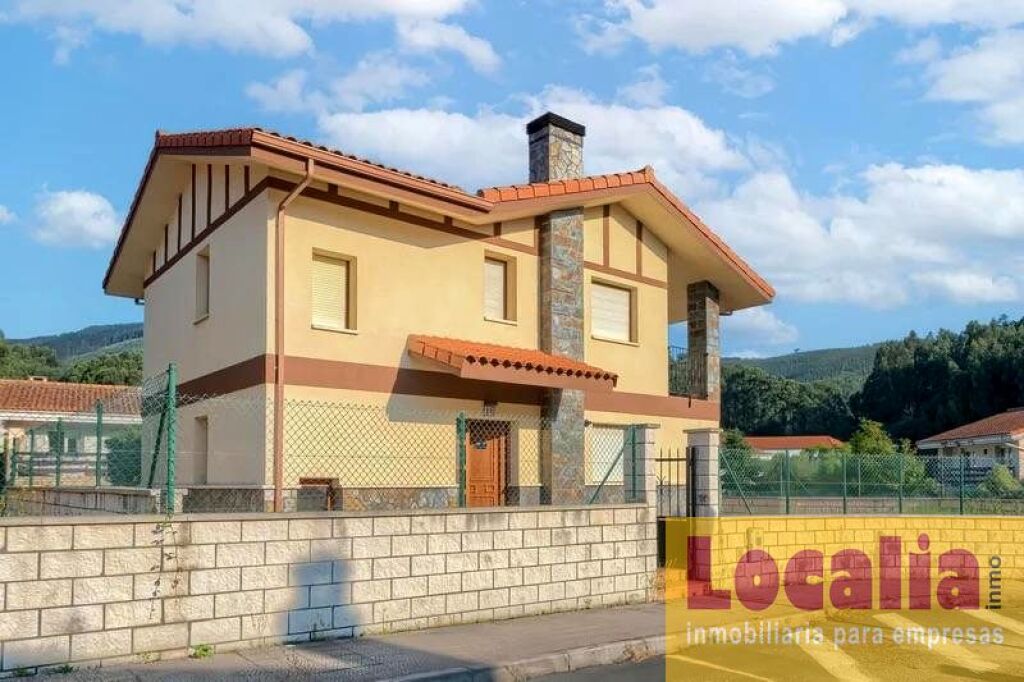 Foto chalet independiente en venta. castro urdiales