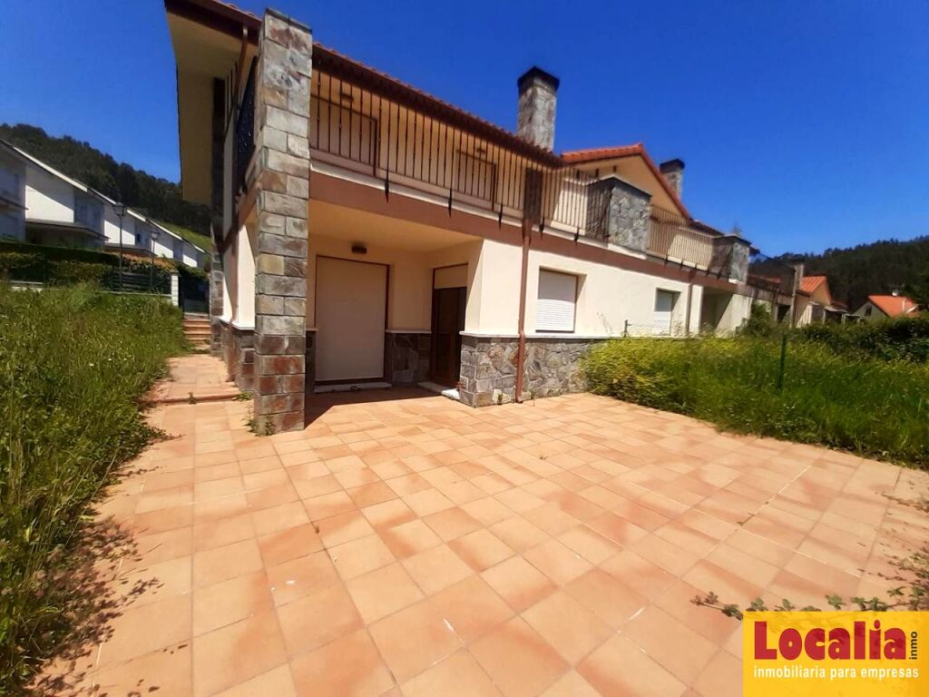 amplio chalet adosado a estrenar. castro urdiales foto grande (3)