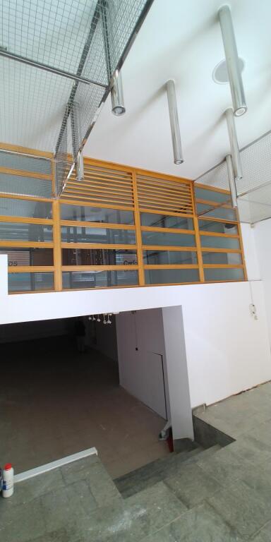 Foto amplio local de dos niveles en venta santander