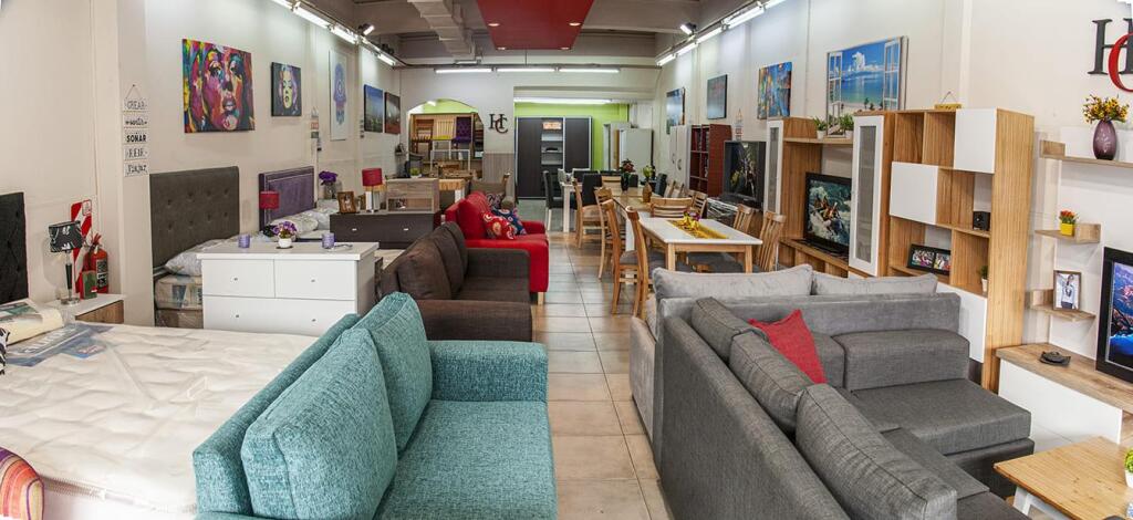 Foto amplia y vérsatil nave comercial en santander.