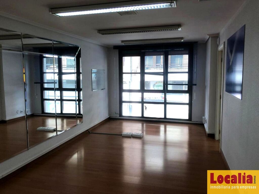 Foto céntrico local para reconvertir en torrelavega.