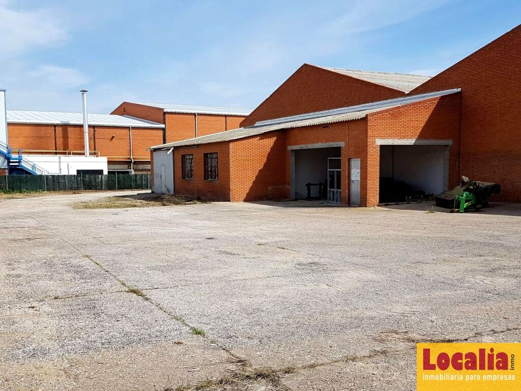 Foto extensa nave con campa de 8 mil metros, palencia.
