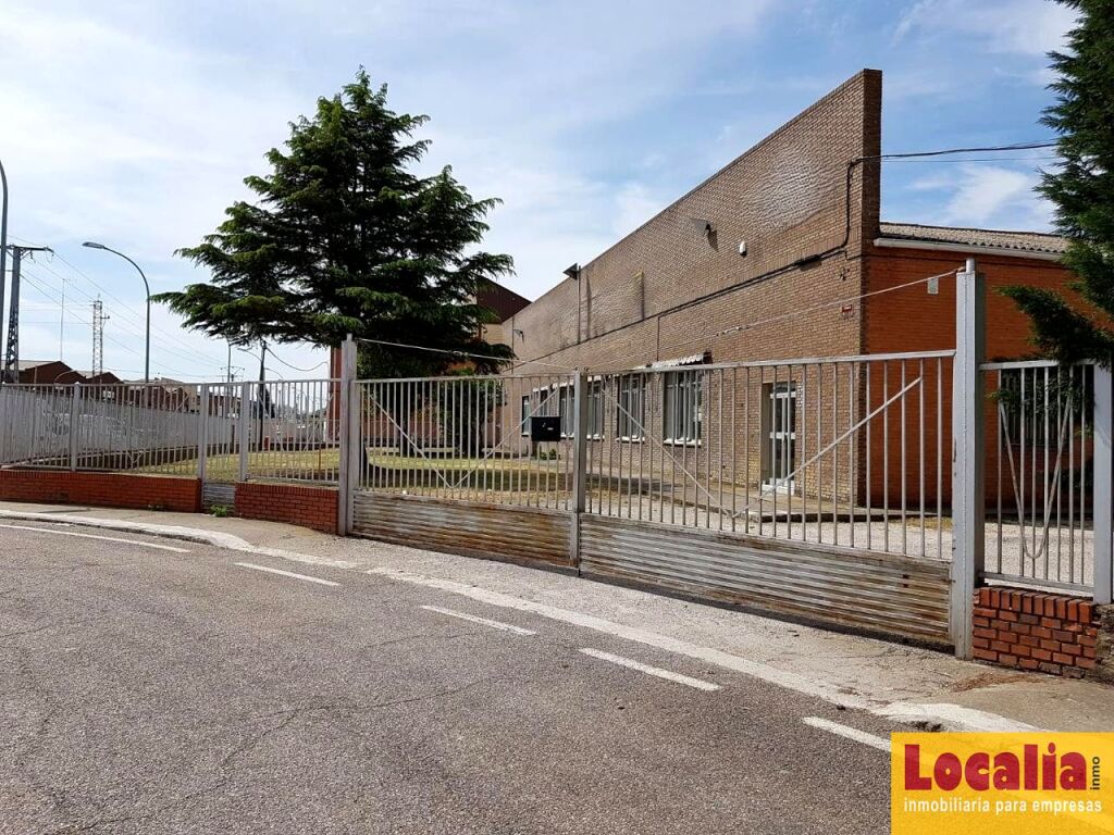 extensa nave con campa de 8 mil metros, palencia. foto grande (2)