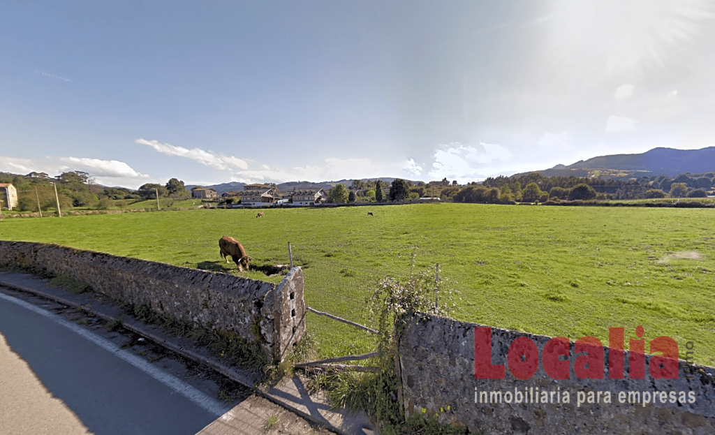 Foto gran parcela urbana en guriezo, cantabria.
