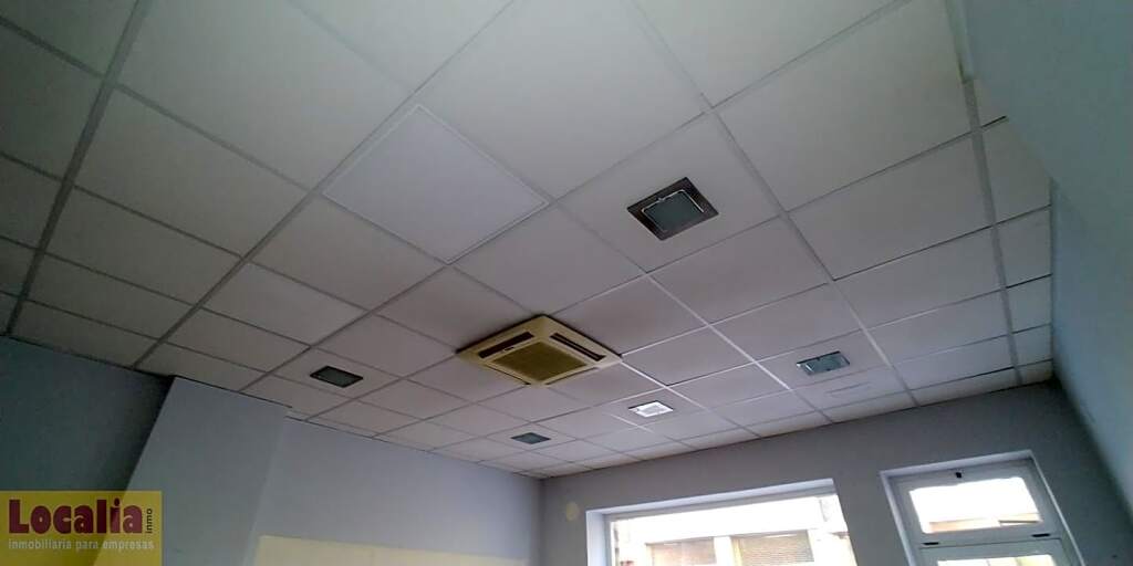 amplio local para tus oficinas en el centro de torrelavega foto grande (2)