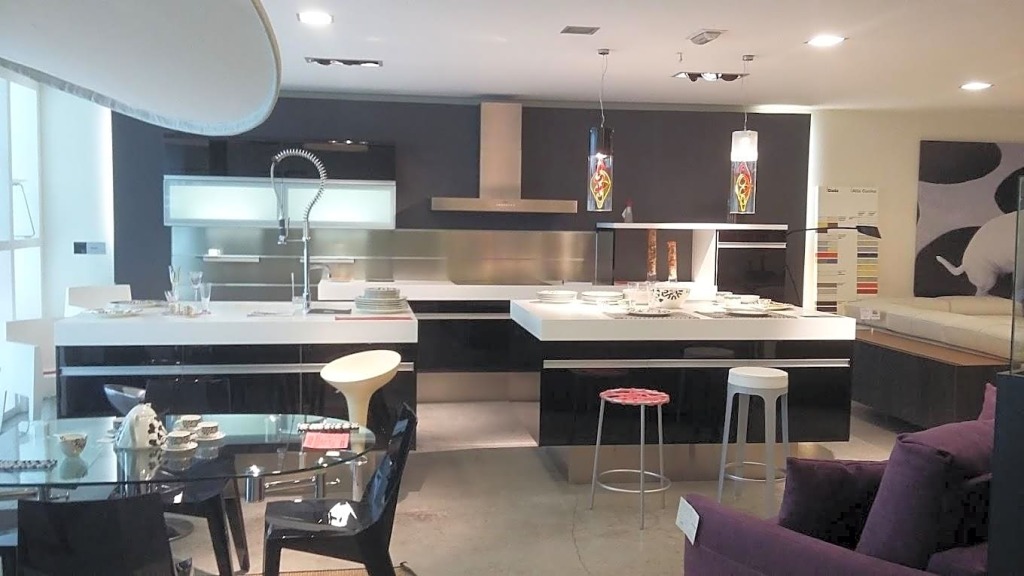 Foto nave comercial a las puertas de santander