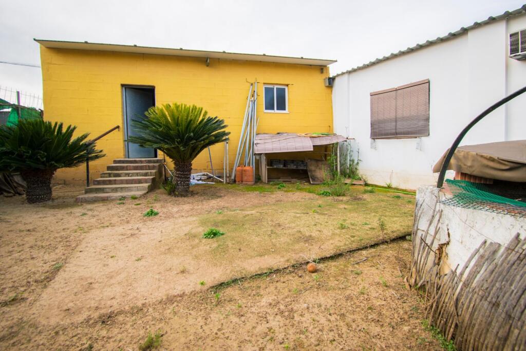 gran terreno en coria del río con casa, almacén y amplio garaje!!!! foto grande (2)