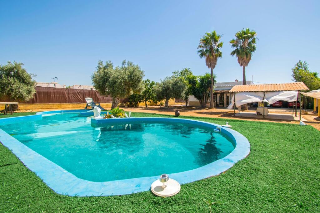 gran chalet independiente en utrera en urbanización casablanca!! foto grande (2)