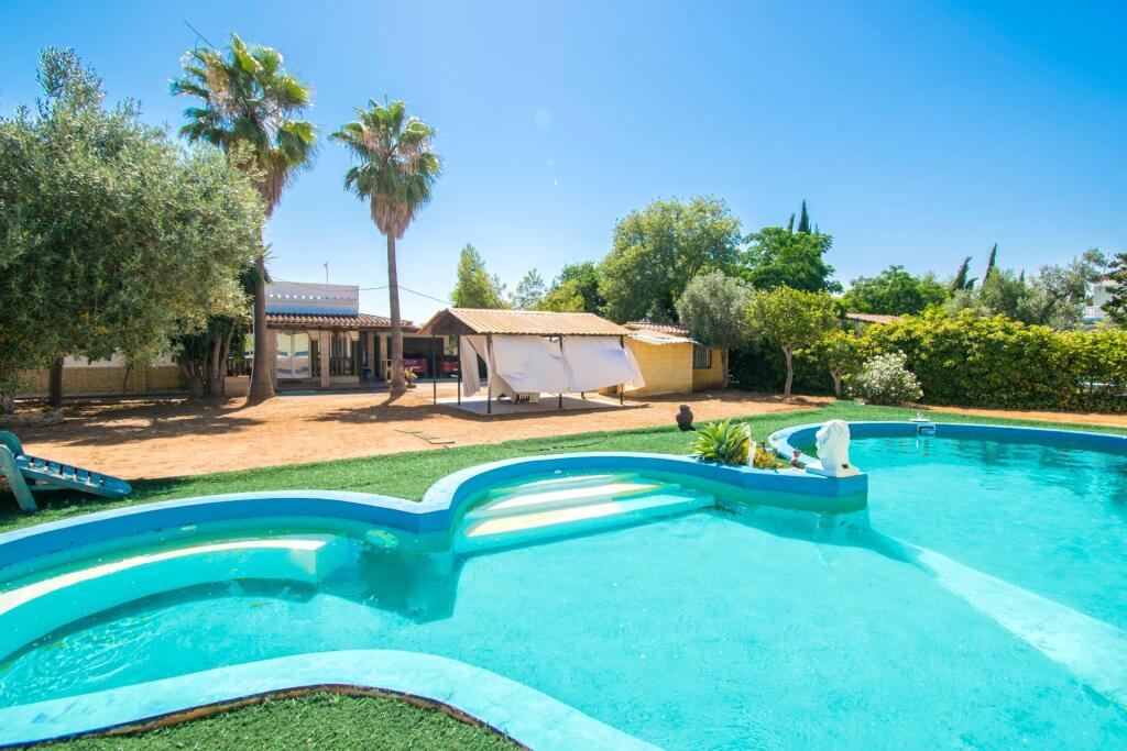 gran chalet independiente en utrera en urbanización casablanca!! foto grande (3)