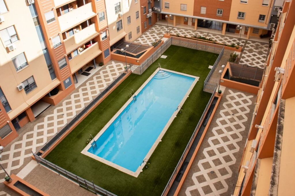 estupenda plaza de garaje en edificio contadores!!! foto grande (2)