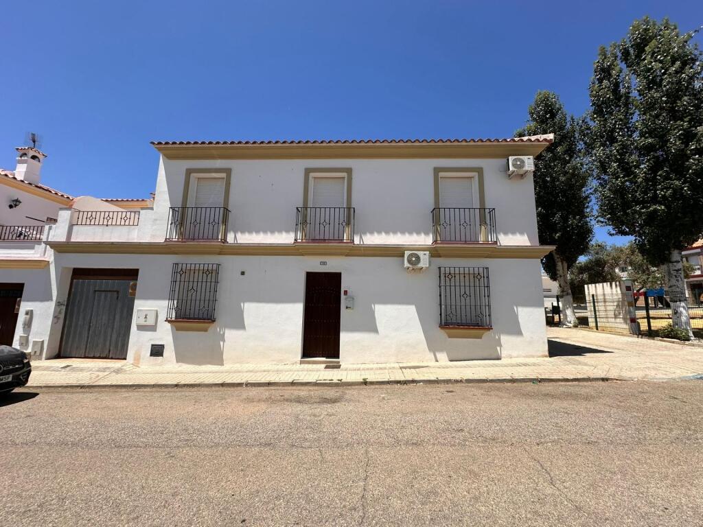 Foto gran casa en el pedroso, junto polideportivo y piscina municipal!!!
