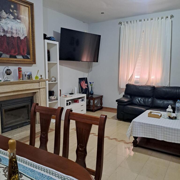 gran casa en el pedroso, junto polideportivo y piscina municipal!!! foto grande (3)