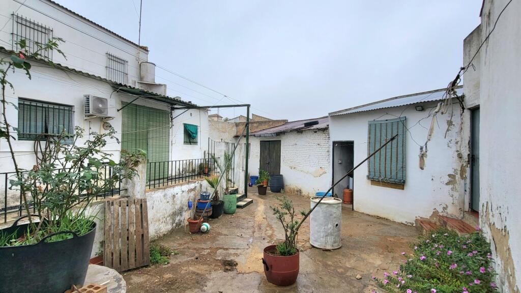 Foto gran casa del pueblo en pilas, muy cerca de la plaza de la constitución y bodega en funcionamiento!!