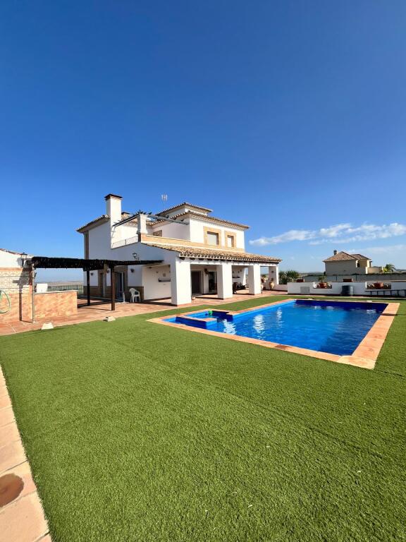 espectacular chalet en écija, en urbanización privada cerro de san cristóbal!! foto grande (2)