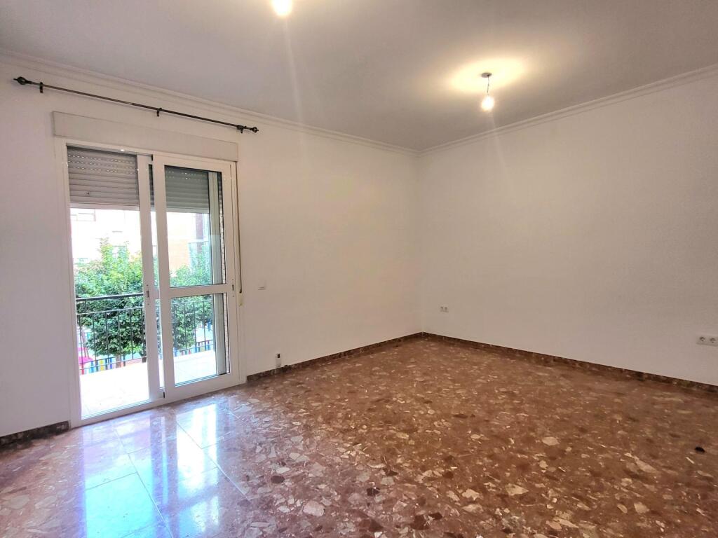 fantástico piso en alquiler en el corazón de los remedios, con amplia terraza y parking!!! foto grande (2)