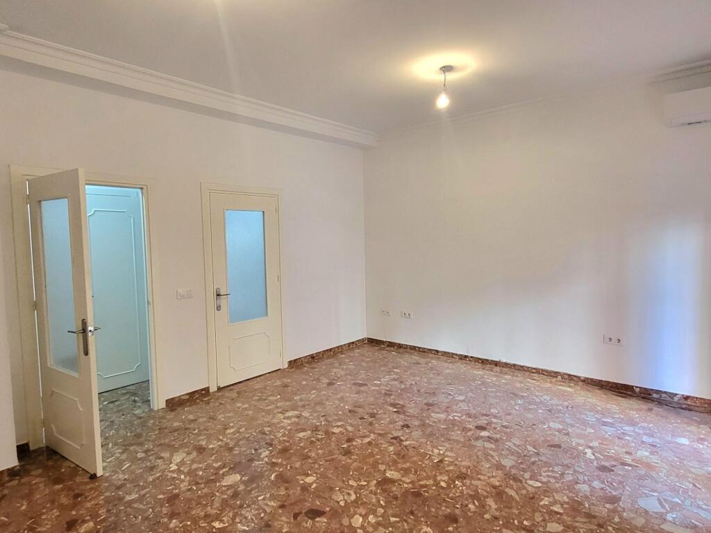fantástico piso en alquiler en el corazón de los remedios, con amplia terraza y parking!!! foto grande (3)