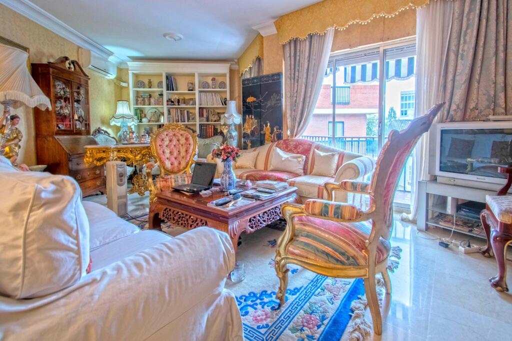 espectacular vivienda junto avenida luis montoto!! foto grande (2)