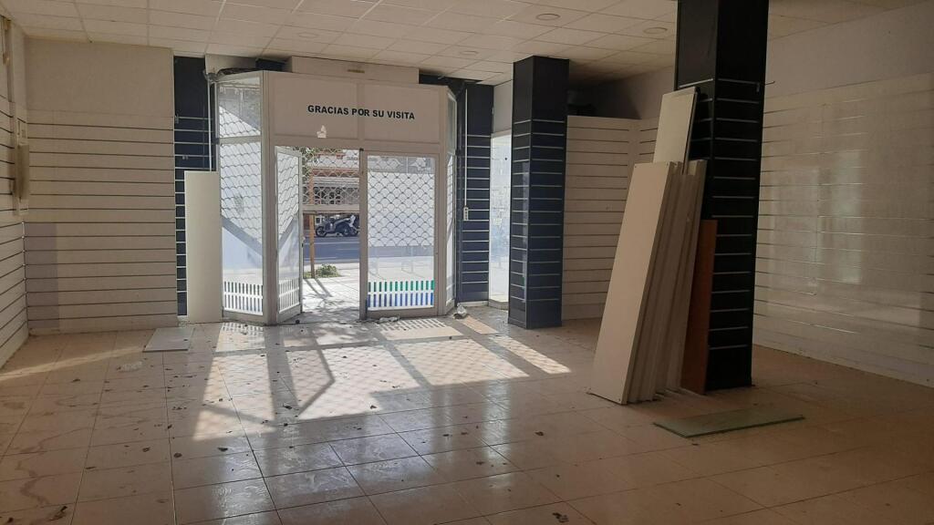 estupendo local comercial en marqués de pickman!!! foto grande (2)