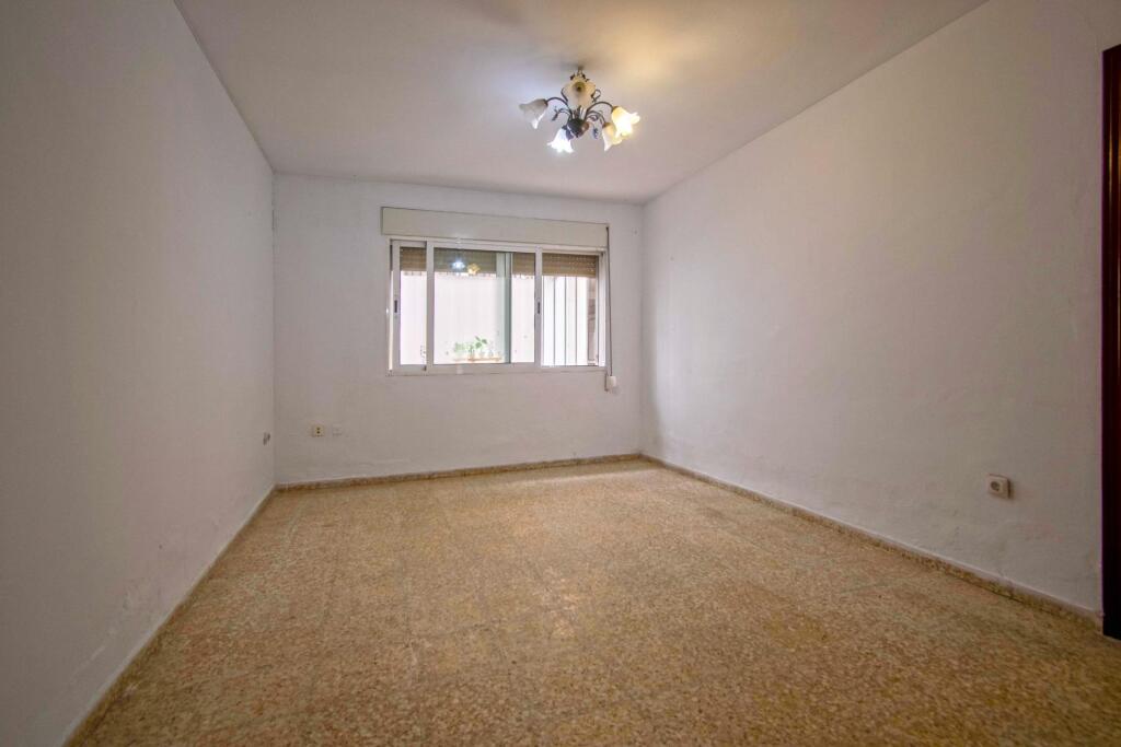 estupendo piso en triana, junto pagés del corro!!! foto grande (3)