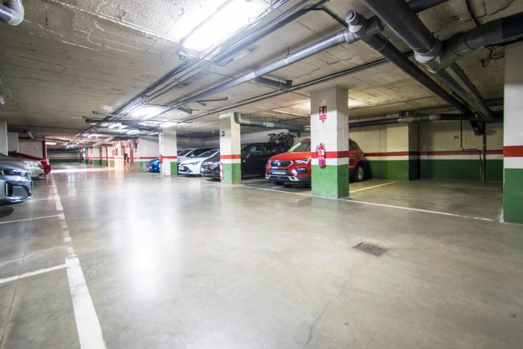 Foto magnífica plaza de garaje en urbanización las góndolas!!