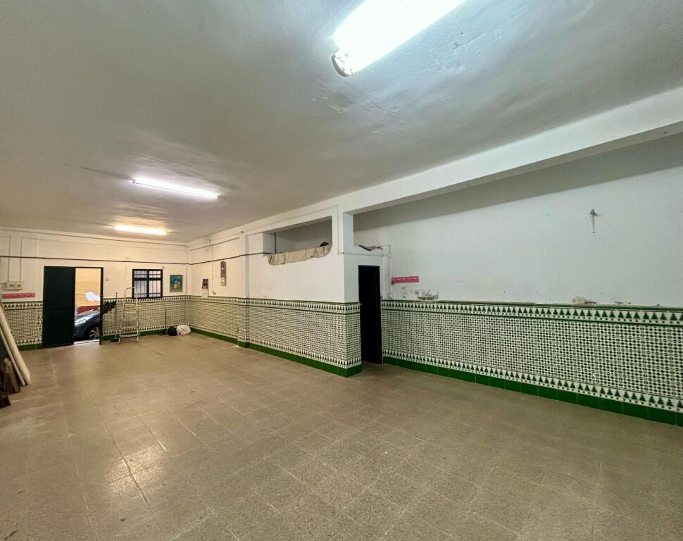 Foto local en venta en c/ palencia (bellavista)