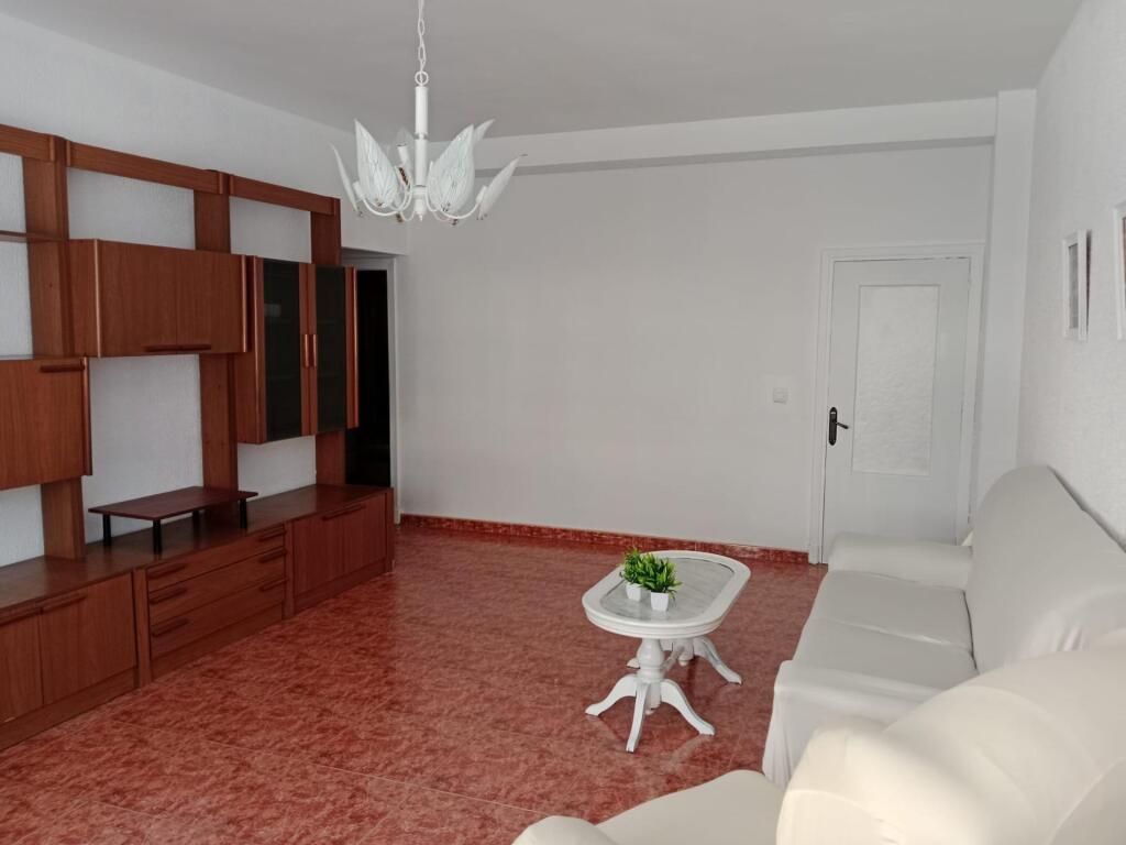 gran vivienda en alquiler en carretera de carmona!!! foto grande (2)