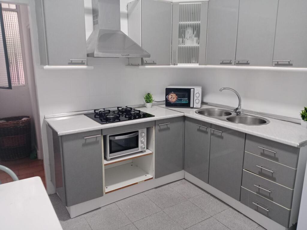 gran vivienda en alquiler en carretera de carmona!!! foto grande (3)