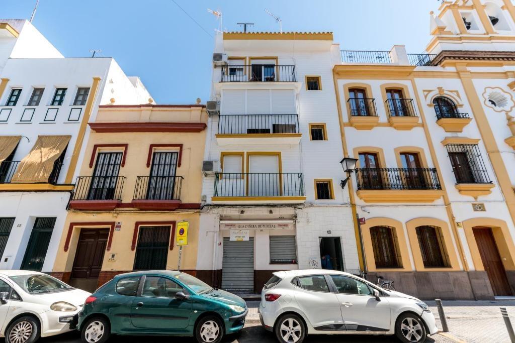 estupendo local junto calle betis!!! foto grande (2)