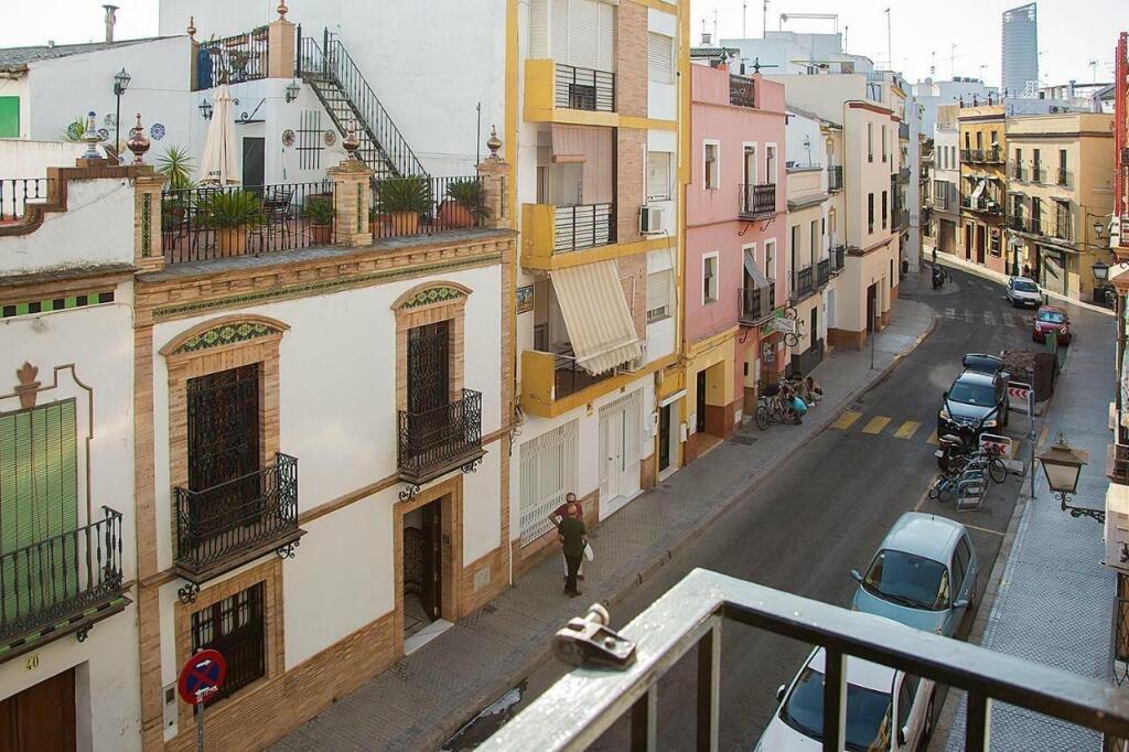estupendo local junto calle betis!!! foto grande (3)