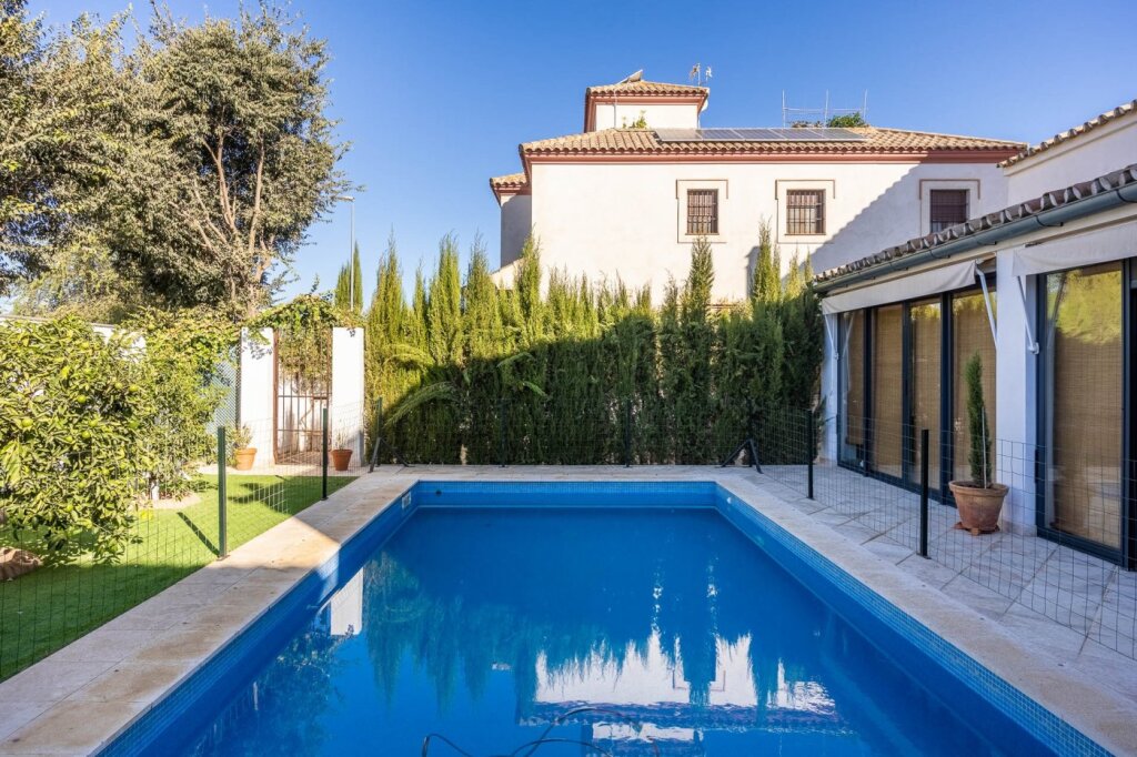 Foto espectacular chalet independiente en marchena con excelentes calidades!!!