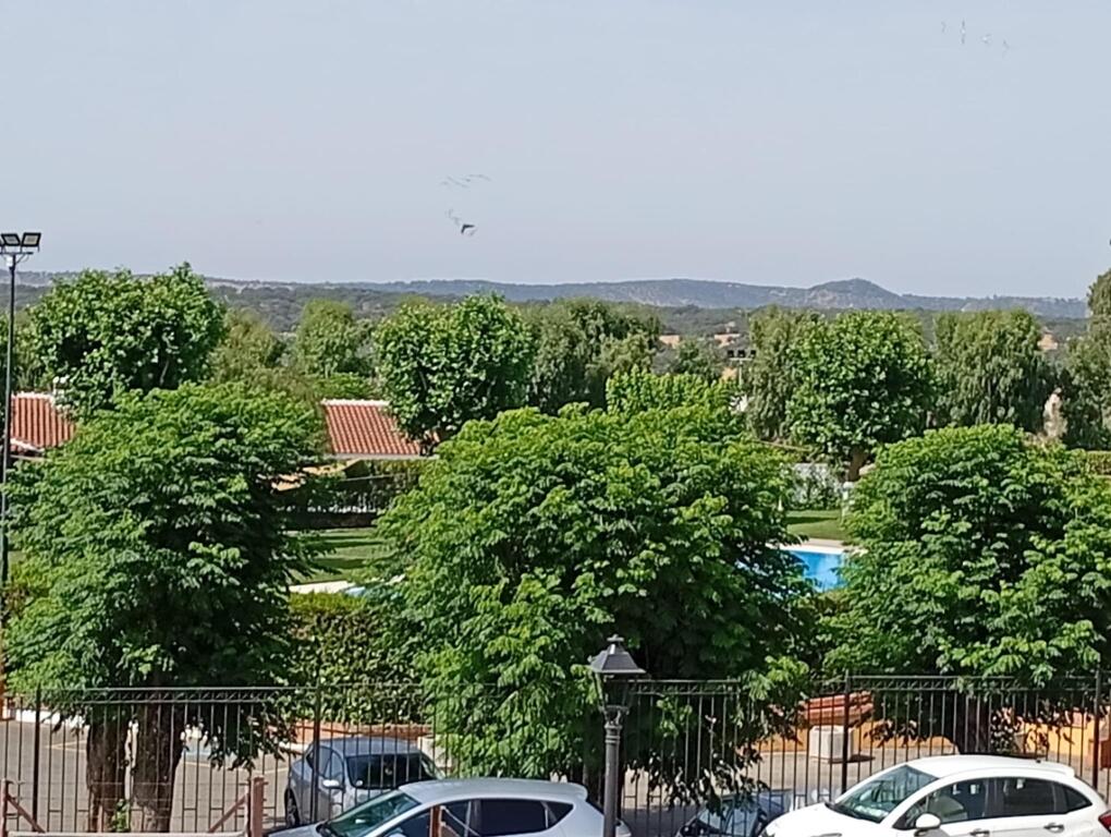 Foto bonita casa pareada en el pedroso, junto polideportivo!!