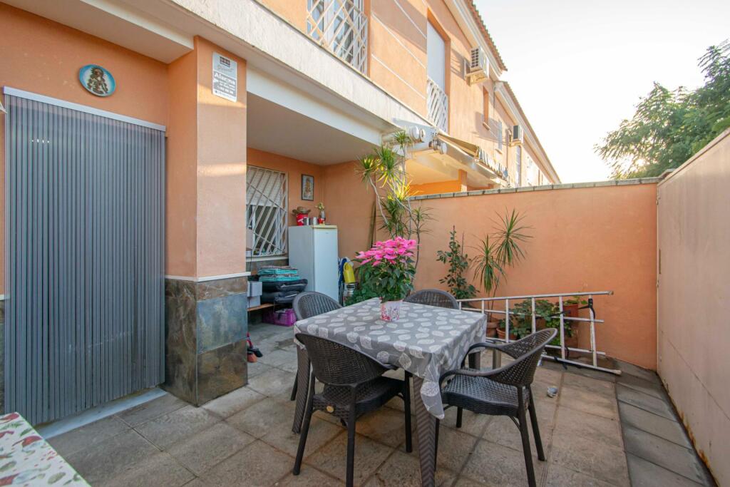 Gran casa adosada en Montequinto, con sótano, buhardilla y espectacular terraza!!!