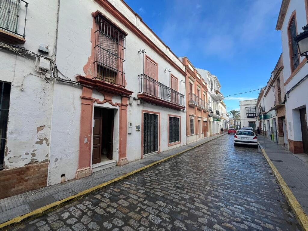 Casa para reformar en el Centro de La Palma del Condado!!!