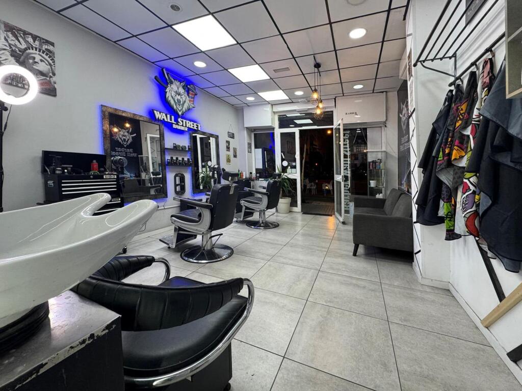 TRASPASO DE PELUQUERÍA DE CABALLEROS EN FUNCIONAMIENTO