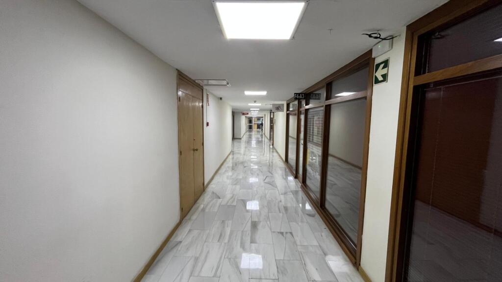 Venta de Local en Avda. San Francisco Javier, Sevilla 2