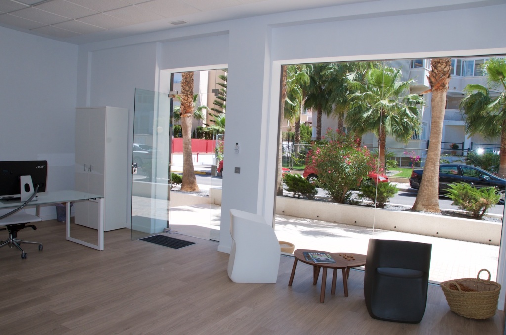 Foto local comercial en alquiler en albir alicante